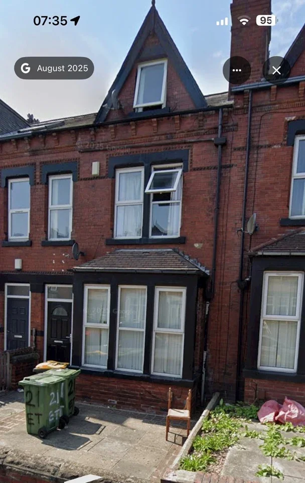 Flat Estcourt Terrace in Leeds