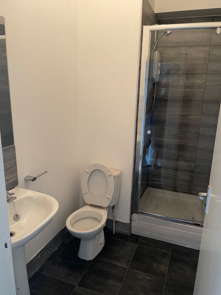 Flat Estcourt Terrace in Leeds