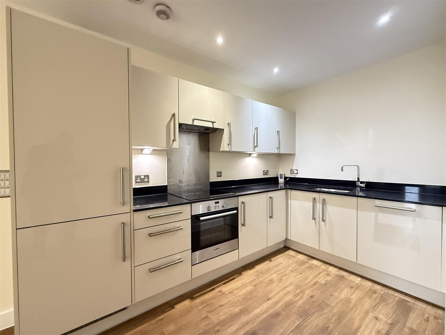 Flat Rosemont Road in Greater London