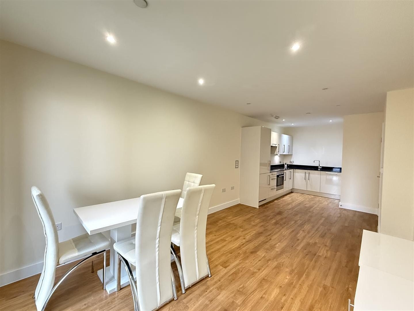 Flat Rosemont Road in Greater London