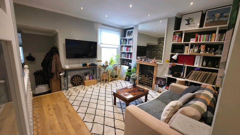 Flat Pember Road in Greater London