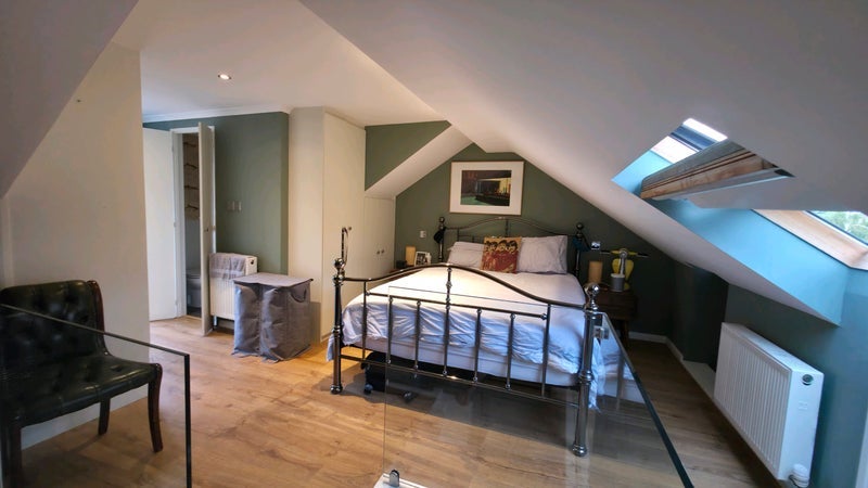 Flat Pember Road in Greater London