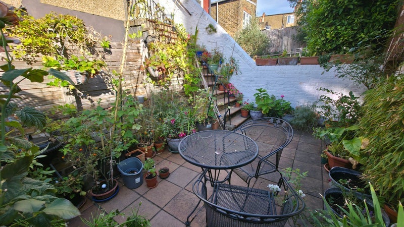 Flat Pember Road in Greater London