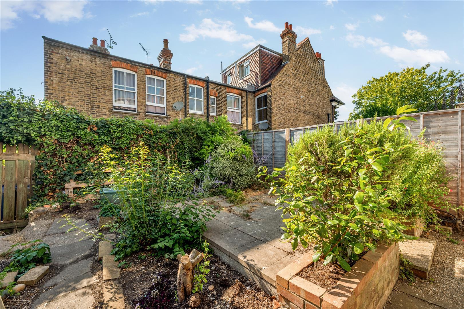 Flat Highlands Avenue in Greater London