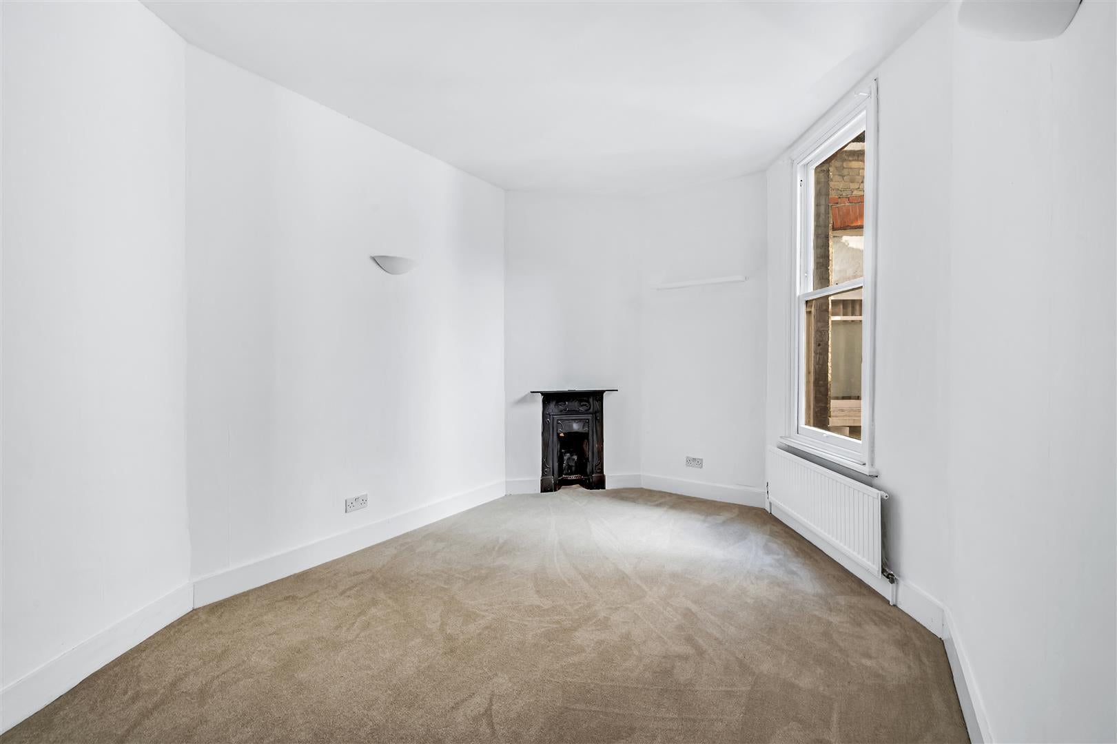 Flat Highlands Avenue in Greater London
