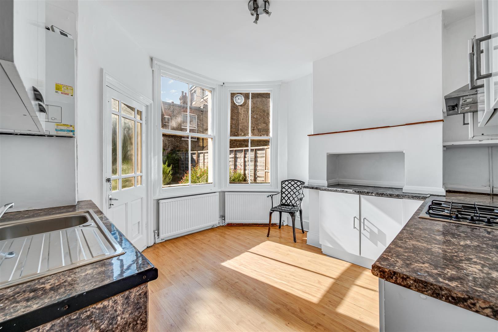 Flat Highlands Avenue in Greater London