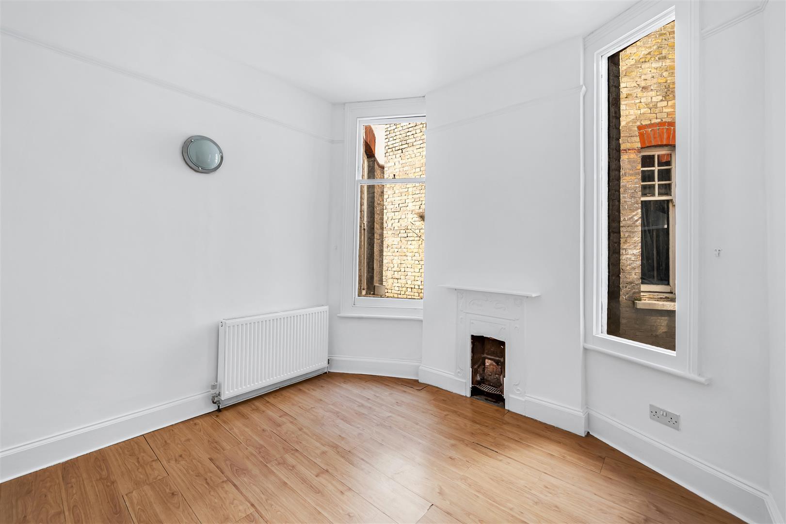 Flat Highlands Avenue in Greater London