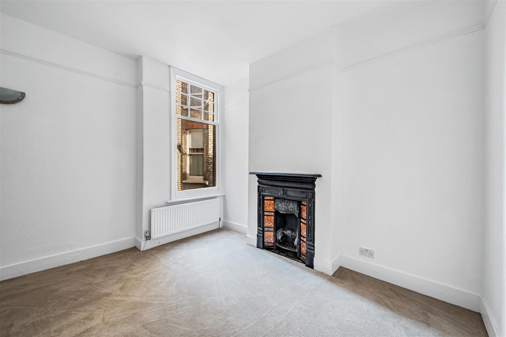 Flat Highlands Avenue in Greater London