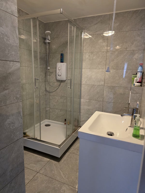 Room Hawthorn Close in Patchway