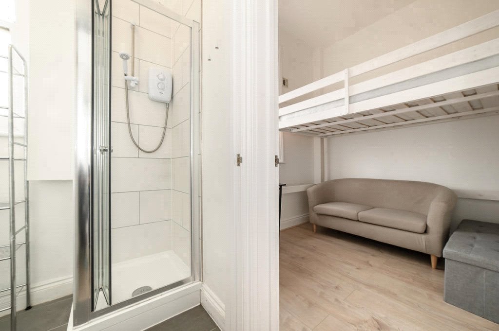 Flat Norwood Road in Greater London