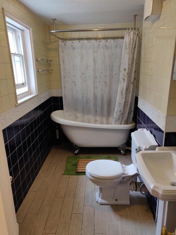 Room Commercial Road in Greater London