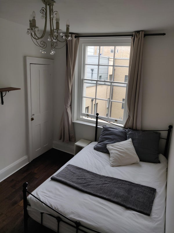 Room Commercial Road in Greater London