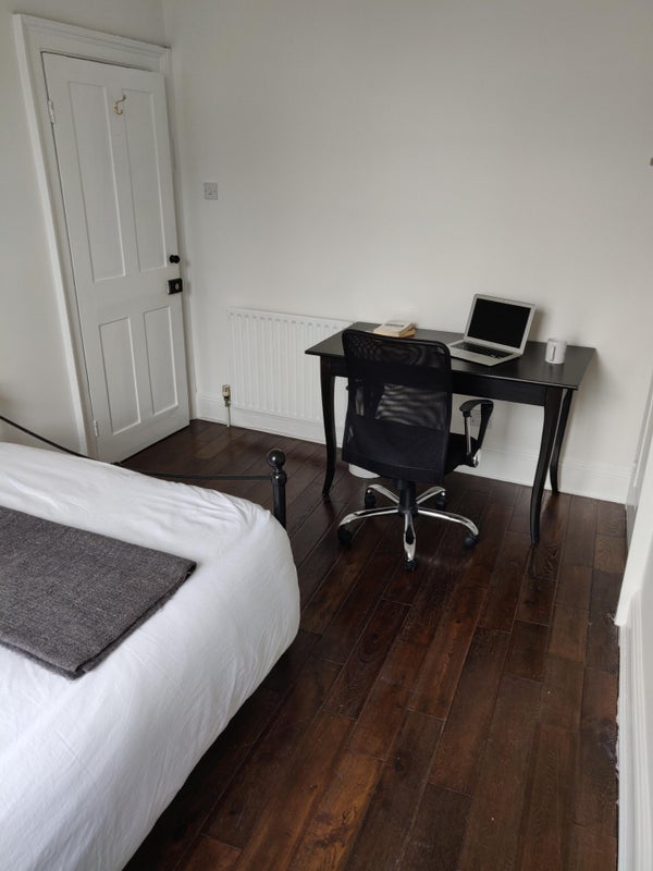 Room Commercial Road in Greater London