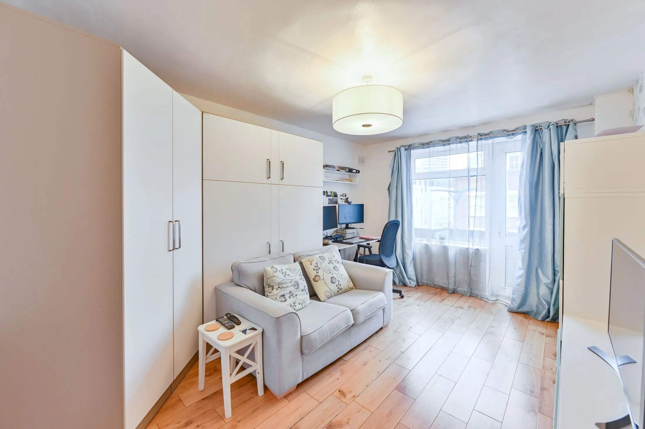 Flat Battersea High Street in Greater London