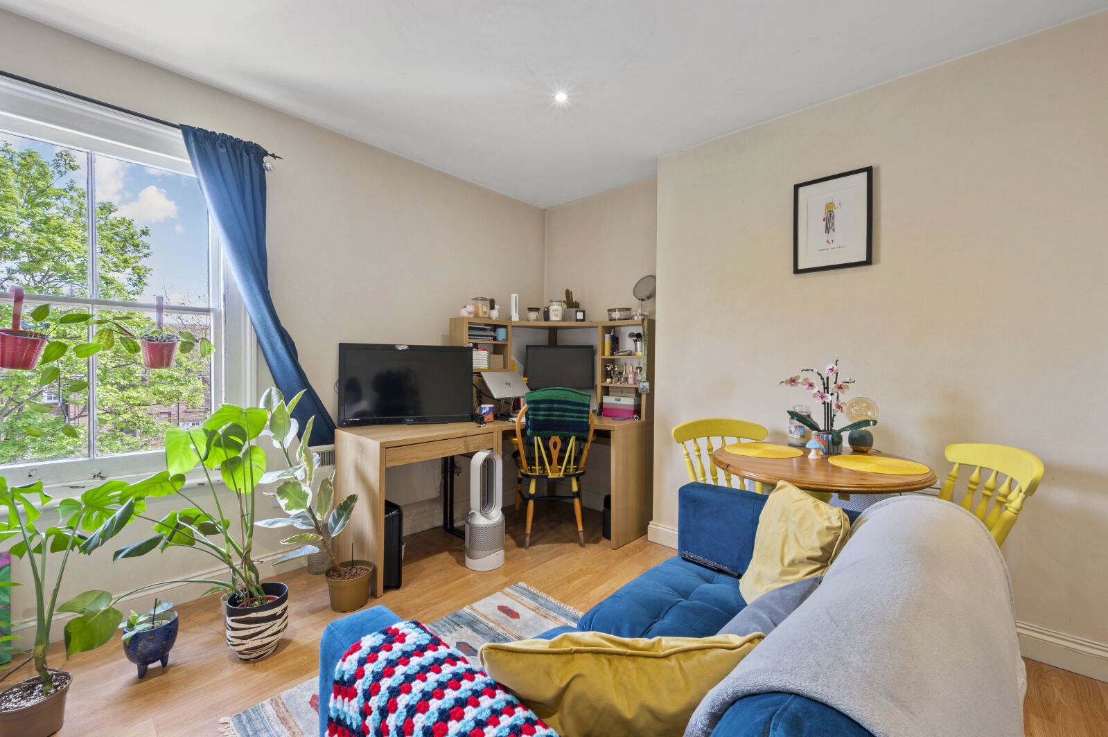 Flat Grove Crescent in Greater London