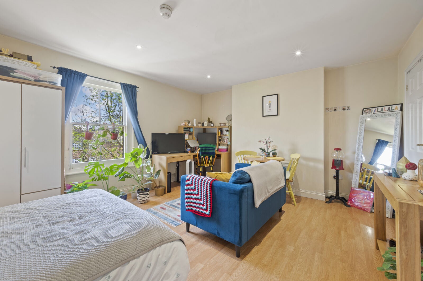 Flat Grove Crescent in Greater London