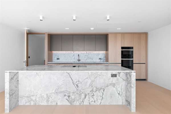 Flat Belvedere Road in Greater London