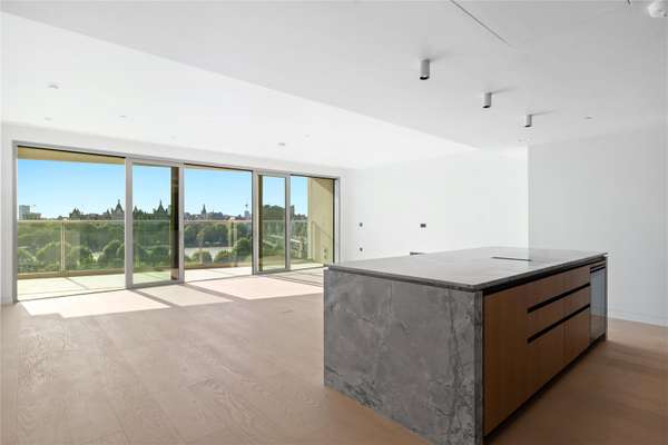 Flat Belvedere Road in Greater London
