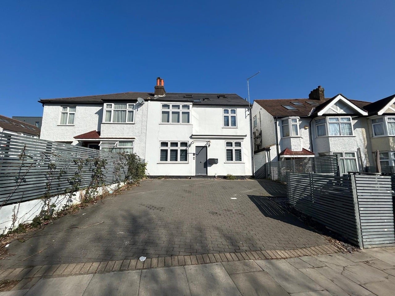 Flat Bell Lane in Greater London