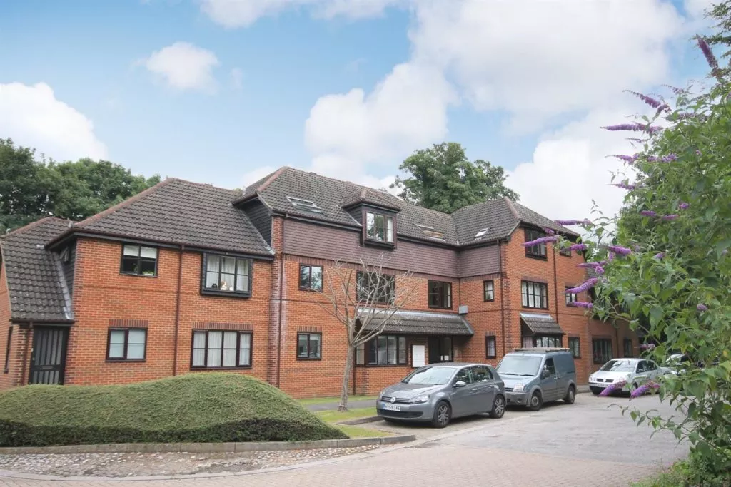 Flat Ranmore Road in Mole Valley