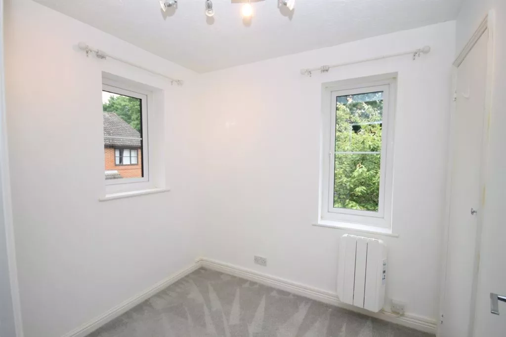 Flat Ranmore Road in Mole Valley