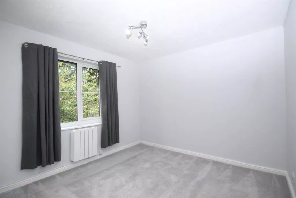 Flat Ranmore Road in Mole Valley