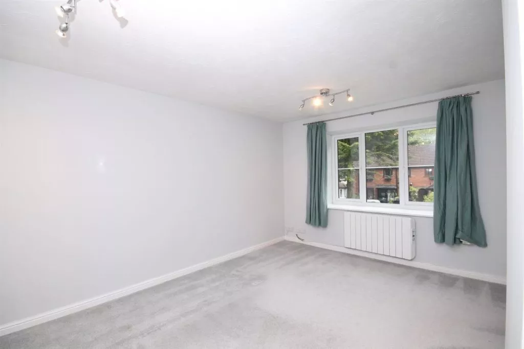 Flat Ranmore Road in Mole Valley