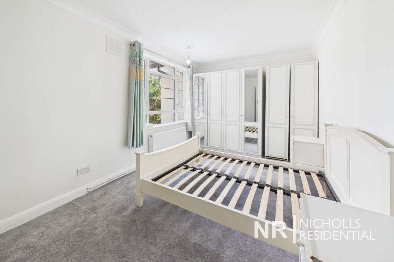 Flat Grosvenor Court in Greater London