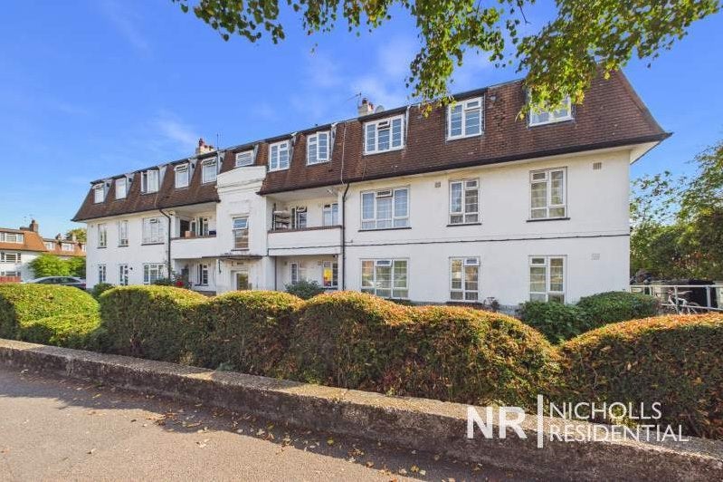 Flat Grosvenor Court in Greater London