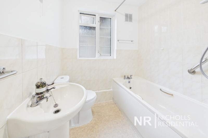 Flat Grosvenor Court in Greater London