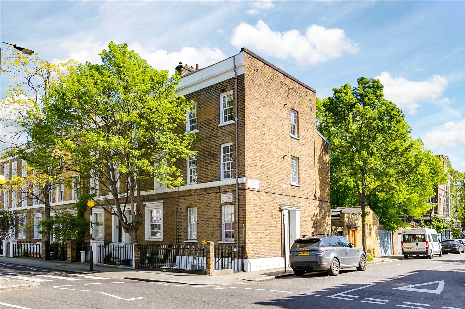 Flat St James's Gardens in Greater London