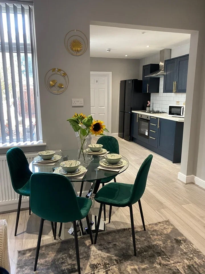 Room Cheviot Road in Slough