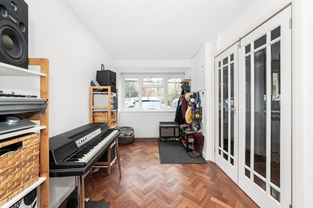 House Roundhay Close in Greater London