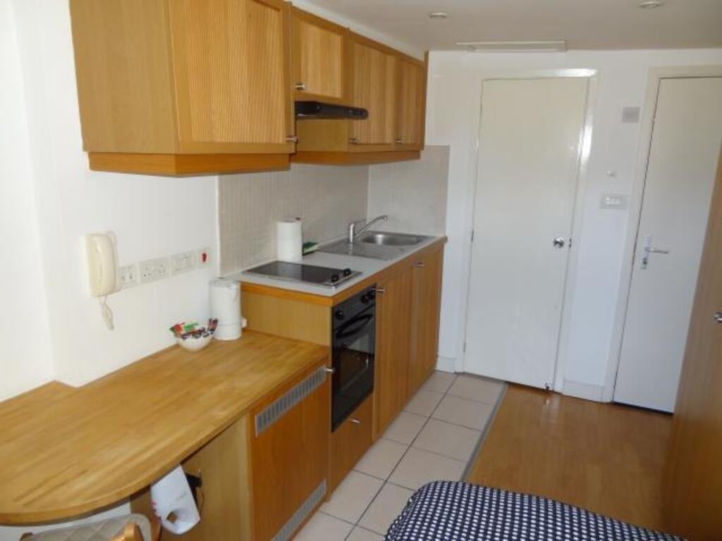 Flat Cartwright Gardens in Greater London