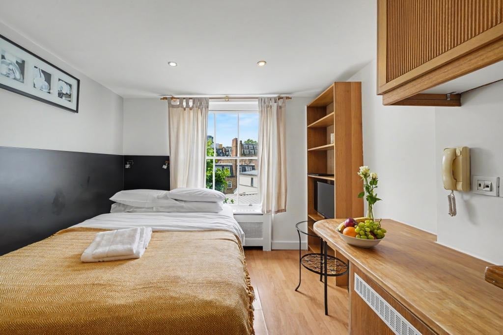 Flat Cartwright Gardens in Greater London