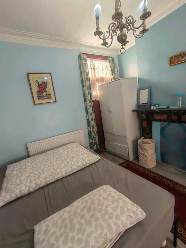 Room Altmore Avenue in Greater London