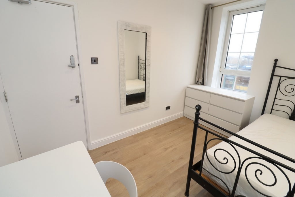 Room Globe Road in Greater London