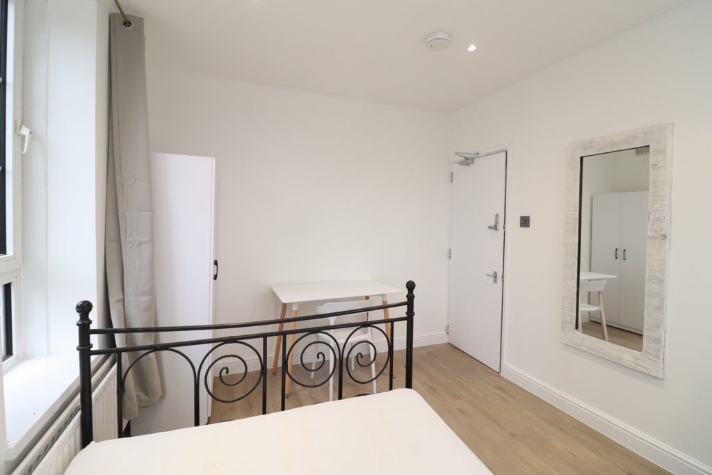 Room Globe Road in Greater London