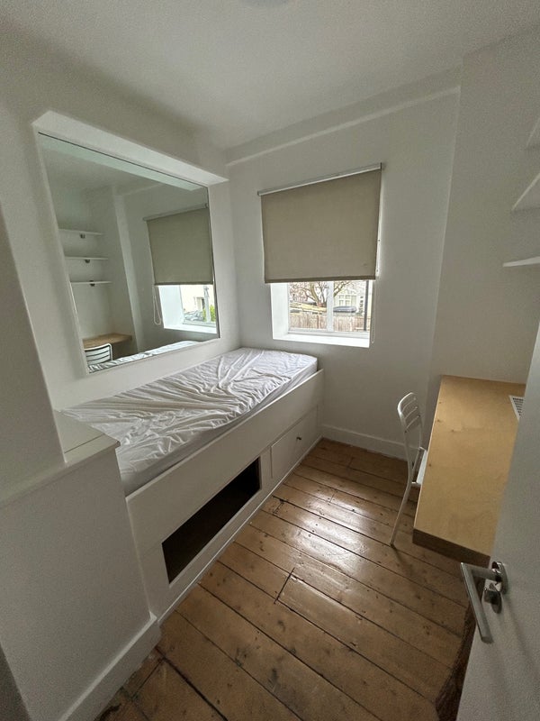 Room Smithson Road in Greater London