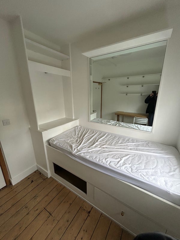Room Smithson Road in Greater London