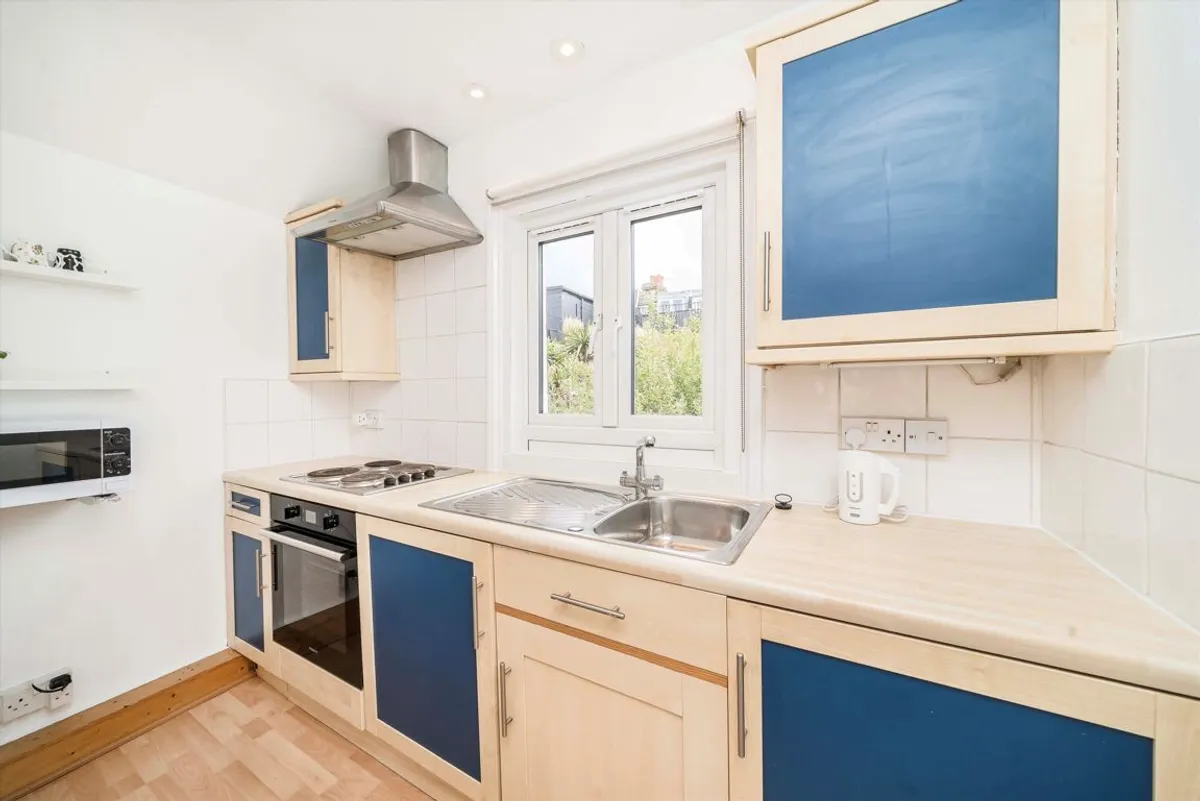 Flat Devonshire Road in Greater London