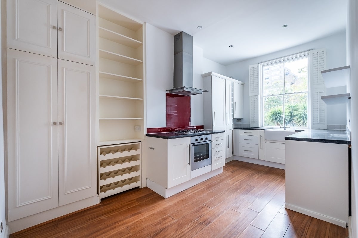 Flat Disraeli Road in Greater London