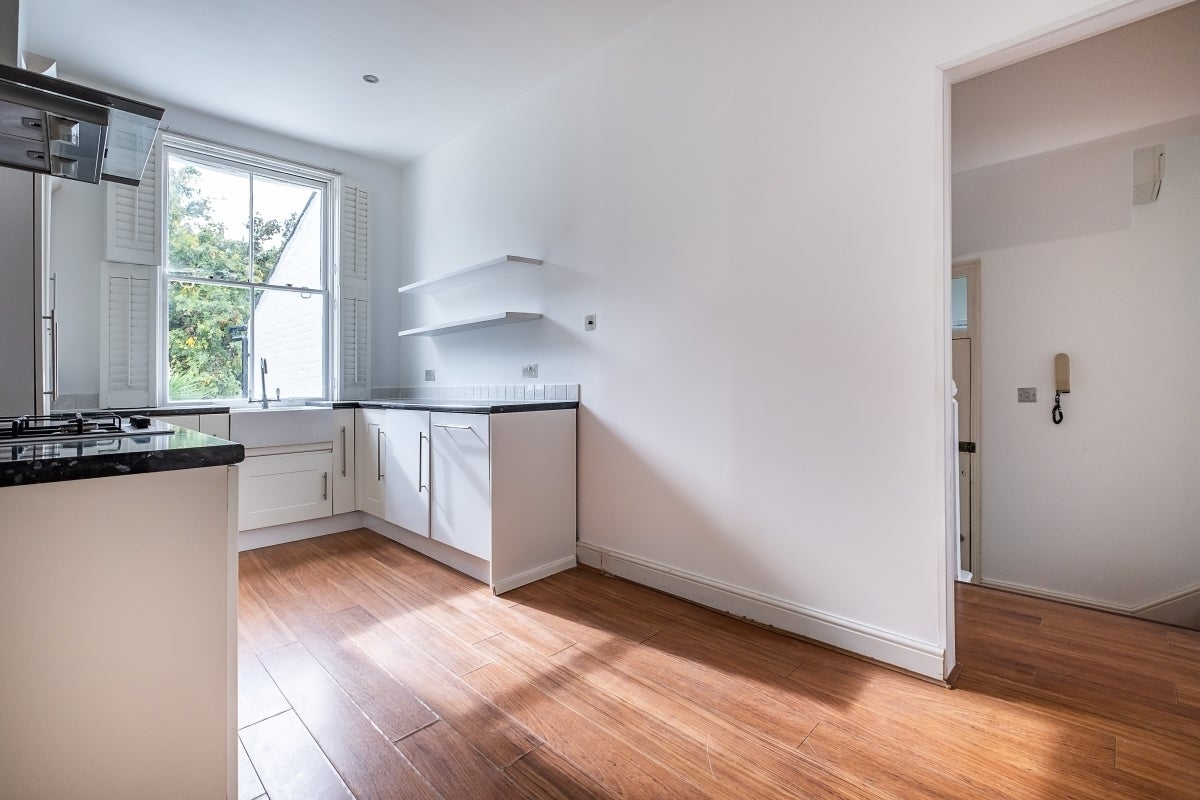 Flat Disraeli Road in Greater London