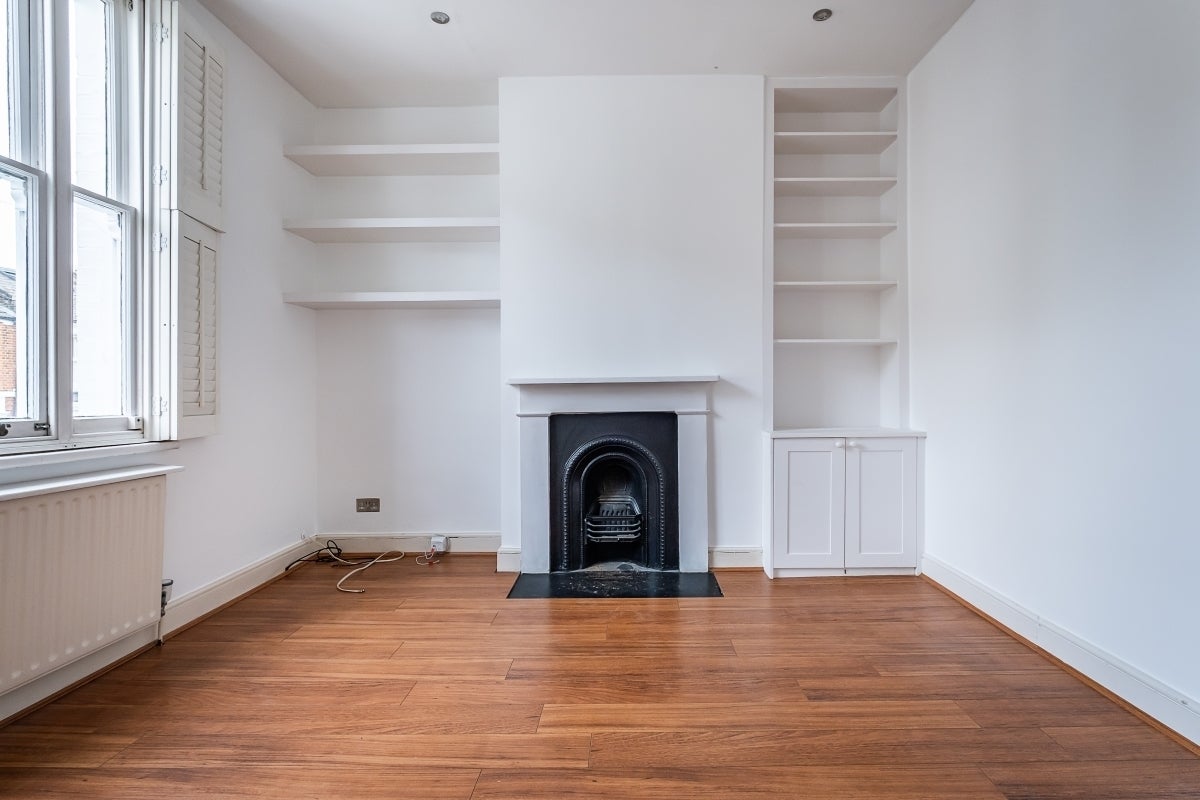 Flat Disraeli Road in Greater London