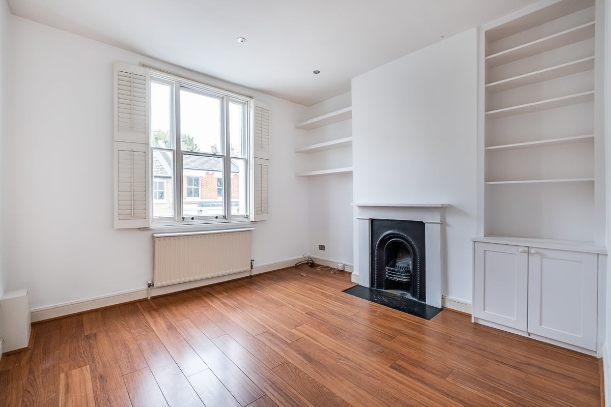 Flat Disraeli Road in Greater London