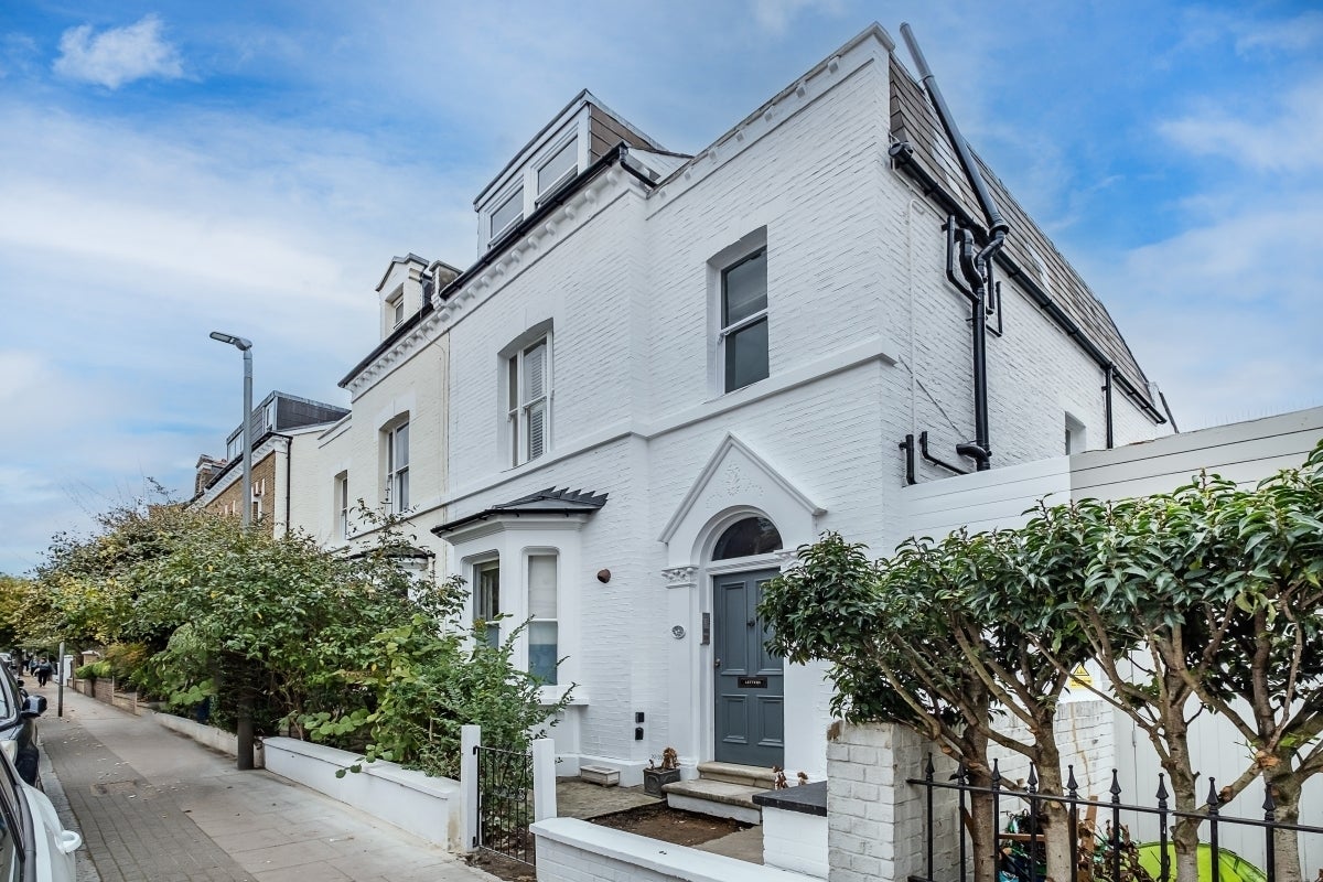 Flat Disraeli Road in Greater London
