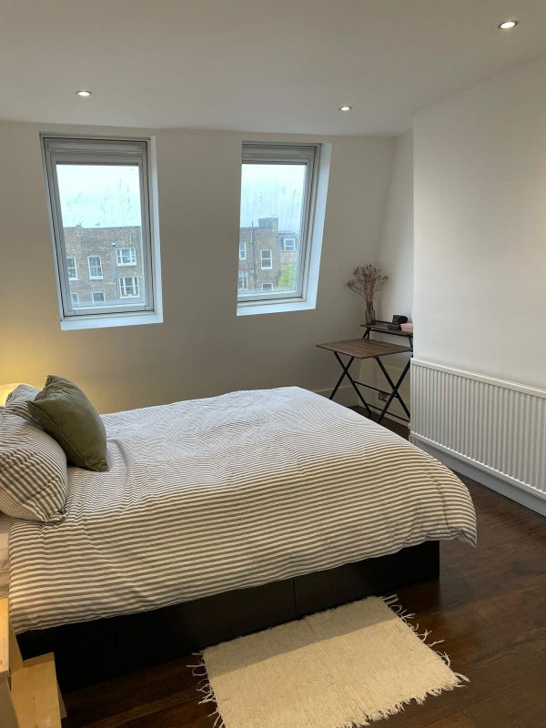 Room Cornwall Crescent in Greater London
