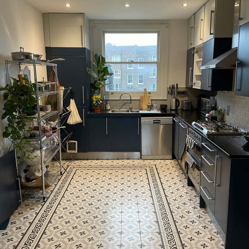 Room Cornwall Crescent in Greater London