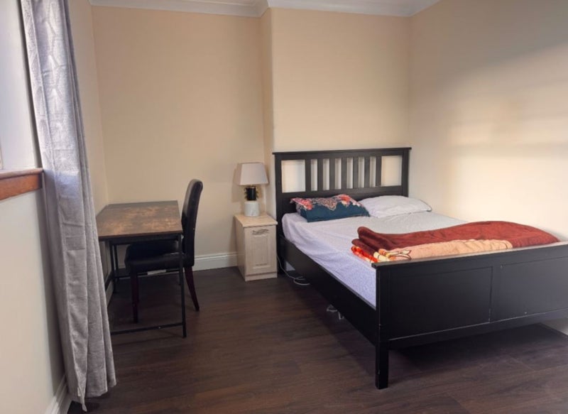 Room Leithland Road in Glasgow