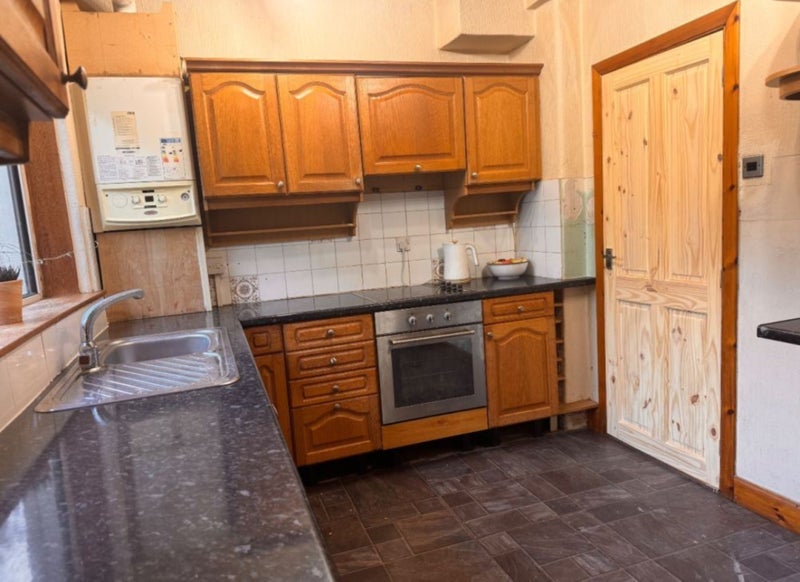 Room Leithland Road in Glasgow